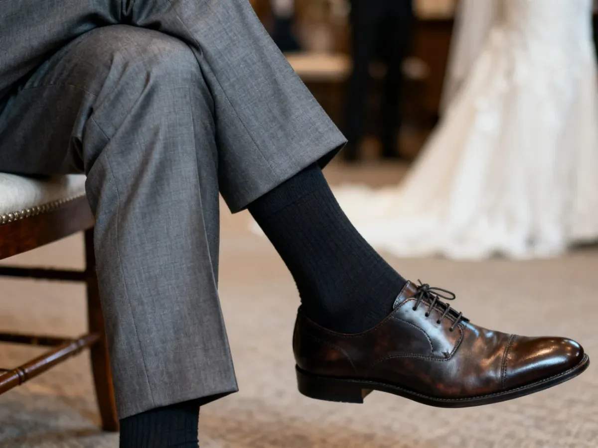 Eleganckie skarpetki zakrywające łydkę w stylizacji ślubnej