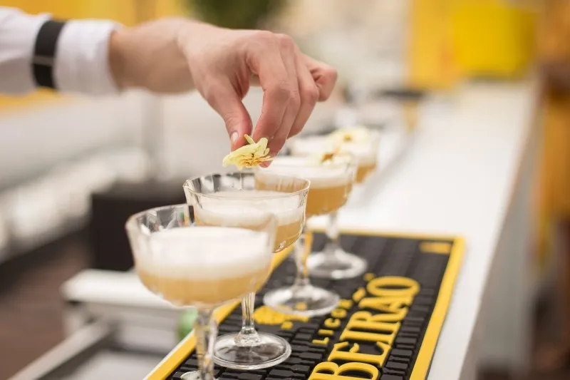 Likiery alkoholowe – rodzaje i smaki. Kiedy je serwować?
